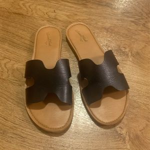 Sandals slides size 7